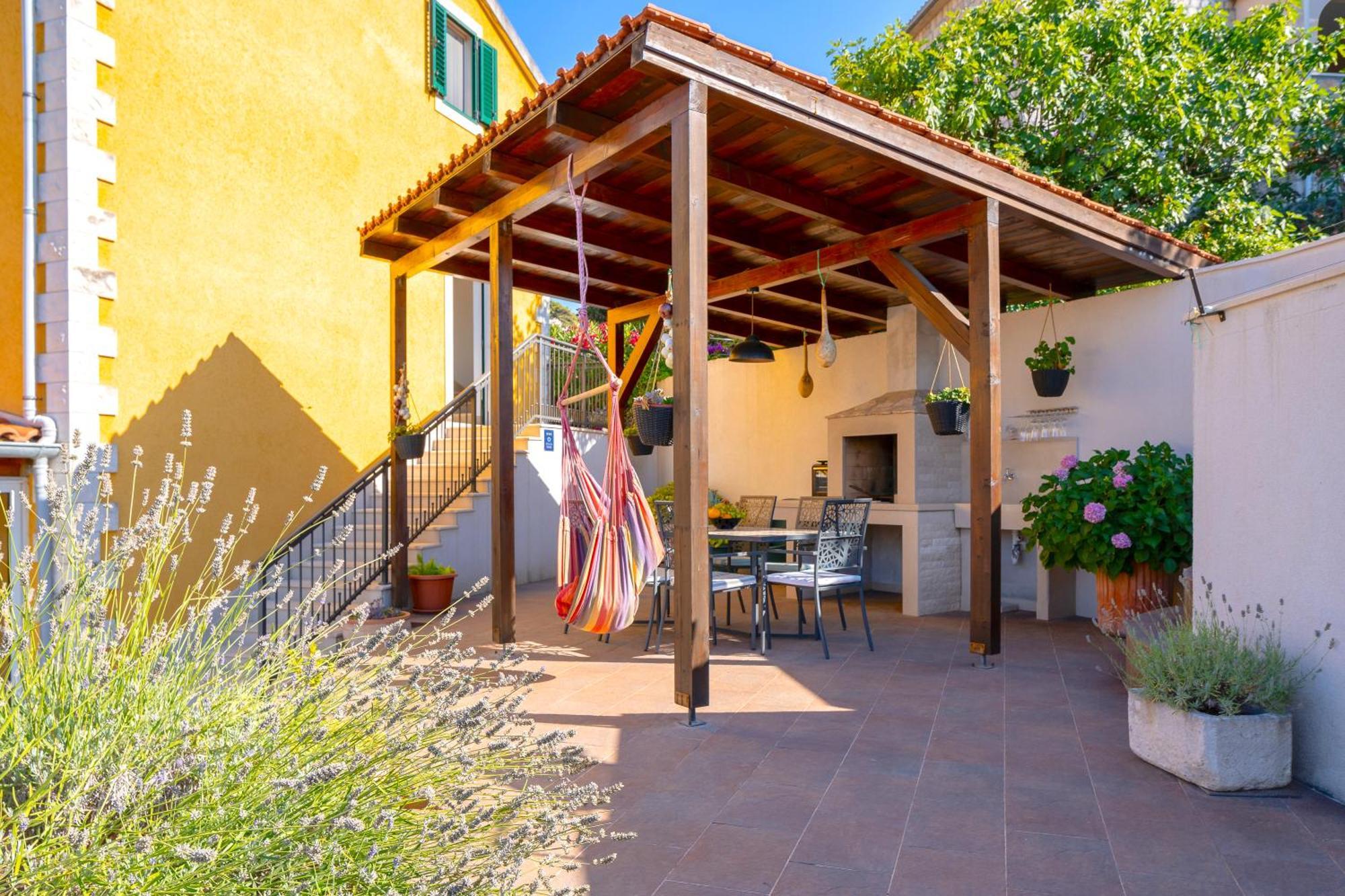 Villa Green Garden Splitska Exterior photo